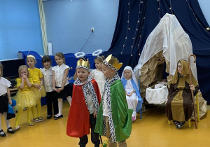 Kajtek i Mikołaj jako królowie.