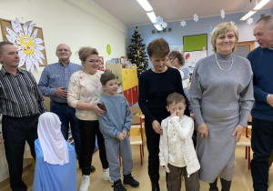 Filip w towarzystwie babci.