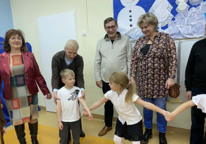 Przygotowania do wspólnej zabawy.