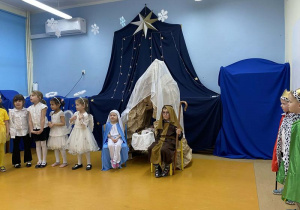 Eliza i Wojtek przy stajence.