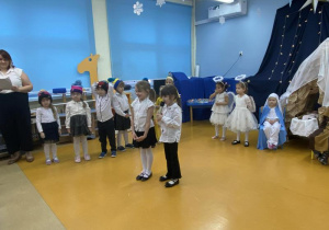 Maja i Hania rozpoczynają występ.