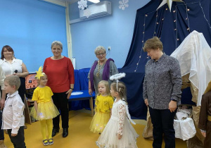 Marysia, Pola i Natalka w zabawie z babciami.