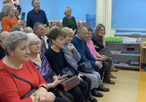 Zasłuchani goście.