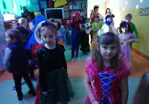 Maja i Hania w trakcie zabawy.