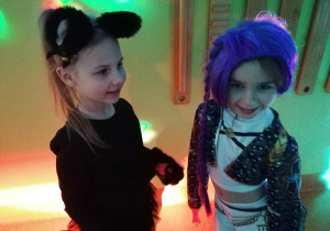 Marysia i Hania na balu.