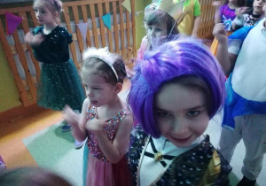 Wspólny taniec Stokrotek.