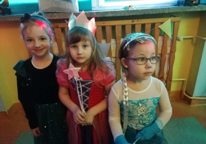 Hania, Maja i Weronika podczas balu.