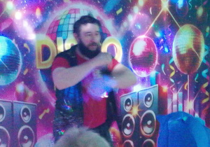 Miś Masz prowadzi zabawę.