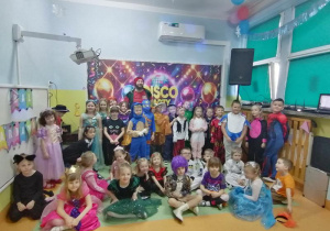 Miś Masz i uczestnicy balu.