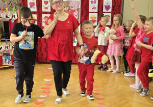 walentynkowy pokaz mody przy muzyce