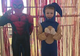 kolorowe stroje dzieci