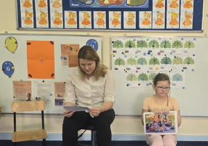 Pani Andżelika czyta dzieciom opowiadanie o Brawojce