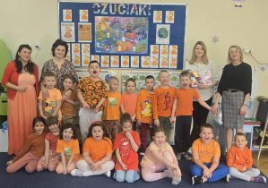 Spotkanie z gośćmi - wspólna fotografia