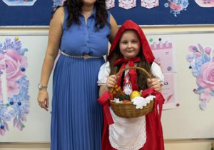 pamiątkowe zdjęcie z Czerwonym Kapturkiem