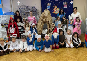 Bajkowe przedstawienie - wspólna fotografia