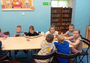 Dzieci wykonują pracę plastyczną.