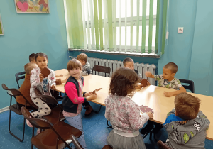 Dzieci wykonują pracę plastyczną.