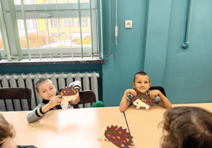 Chłopcy prezentują swoje prace plastyczne.