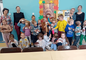 Grupowe zdjęcie z wykonanymi jeżykami.