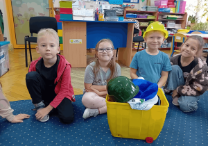 Chłopiec w kasku murarza.