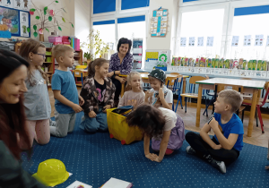 Chłopiec w kasku żołnierza.