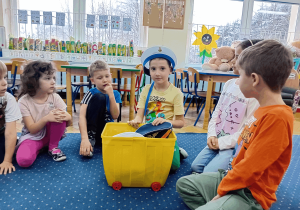 Chłopiec przymierza czapkę marzynarza.