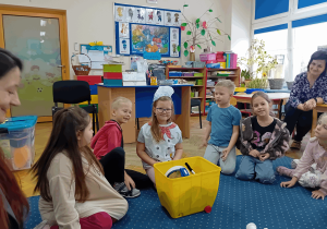 Dziewczynka w czapce kucharki.