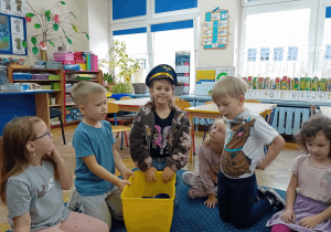 Dziewczynka w czapce pilota.