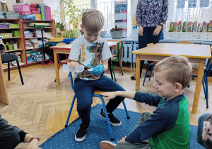 Chłopiec bawi się w lekarza.