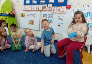 Dziewczynka bawi się w lekarza.