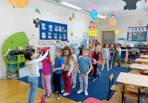 Dzieci podczas zabawy w strażaka.