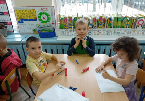 Dzieci wykonują pracę plastyczną.