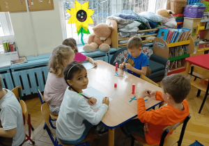 Dzieci wykonują pracę plastyczną.