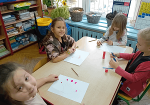 Dzieci wykonują pracę plastyczną.