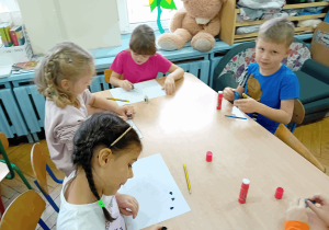 Dzieci wykonują pracę plastyczną.