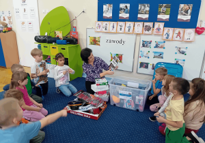 Prezentacja zawartości kuferka zawodowca.