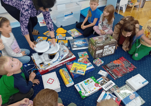 Dzieci oglądają zawartość kuferka zawartości.