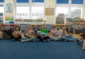 Dzieci prezentują swoje misie.