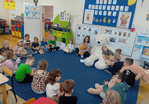 Przedszkolaki ze swoimi misiami.