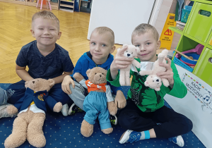 Chłopcami ze swoimi maskotkami - misiami.