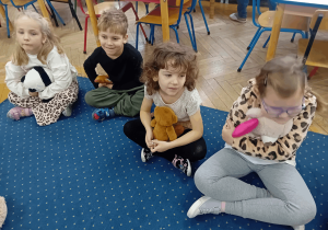 Dzieci pokazują swoje ulubione misie.