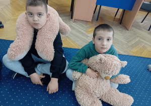 Chłopcy ze swoimi misiami.