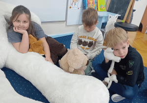 Dzieci podczas zajęć z misiami.