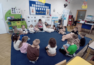 pani Asia prowadzi zabawę dydaktyczną.