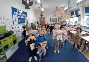 Zabawa ruchowa przy muzyce.