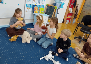 Dziewczynka tuli misia tulisia.