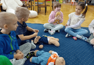 Zabawa w kole - przytulanie misia tulisia.