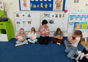 Dzieci tulą swoje misie.