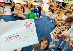 Pani pokazuje list od dzieci z Przedszkola nr 10 w Skierniewicach.