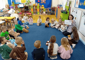 Pani pokazuje list od dzieci z Przedszkola nr 10 w Skierniewicach.